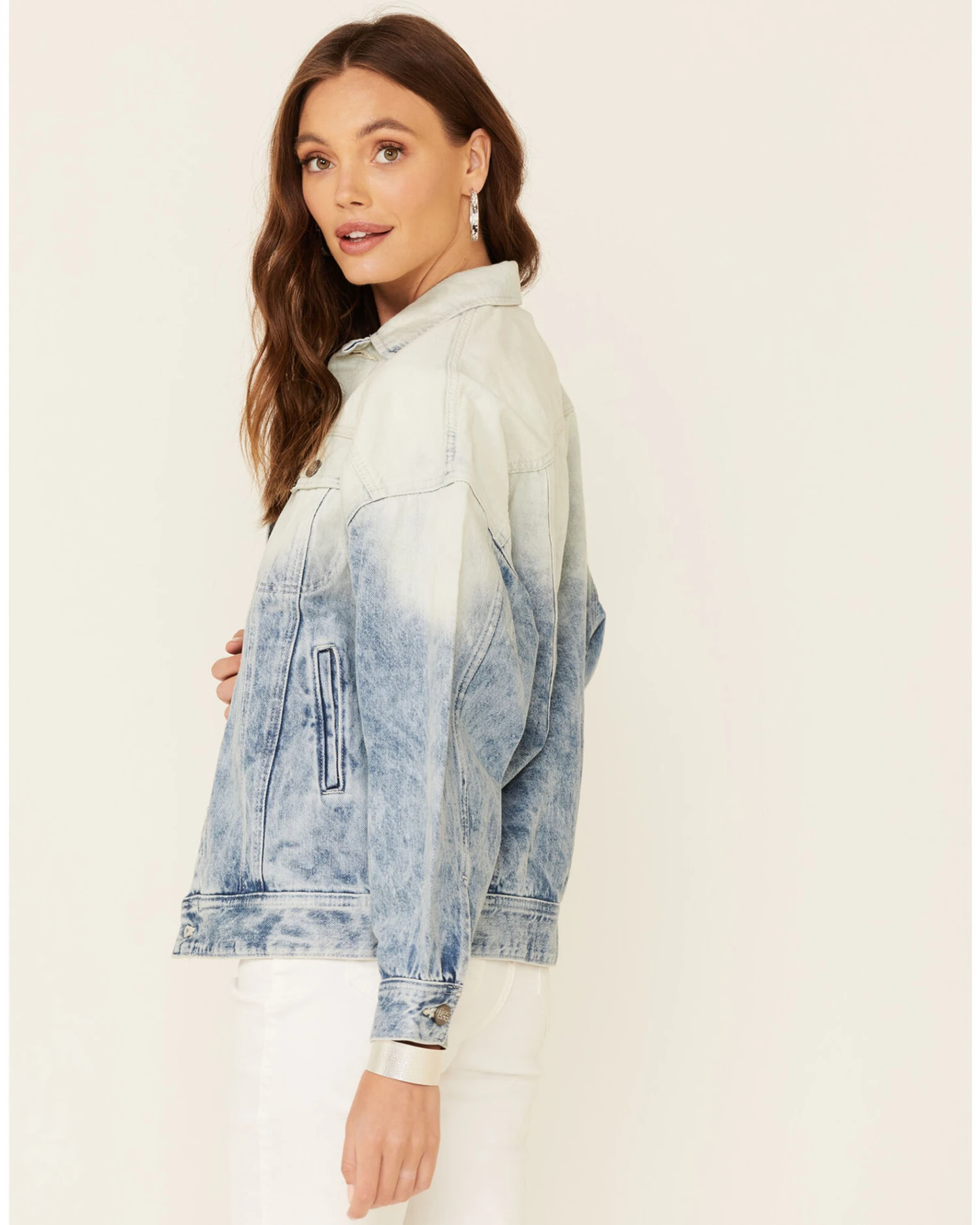 Lee Women's Light Acid Wash Oversized Denim Button Down Trucker Jacket 4 Lee Women's Light Acid Wash Oversized Denim Button Down Trucker Jacket - Image 4
